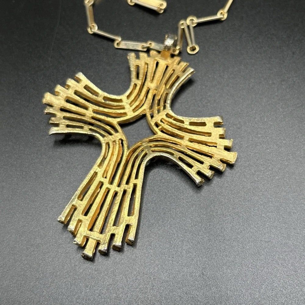 Vintage 60s Gold Tone & White Enamel Chunky Brutalist Cross Pendant Necklace 18